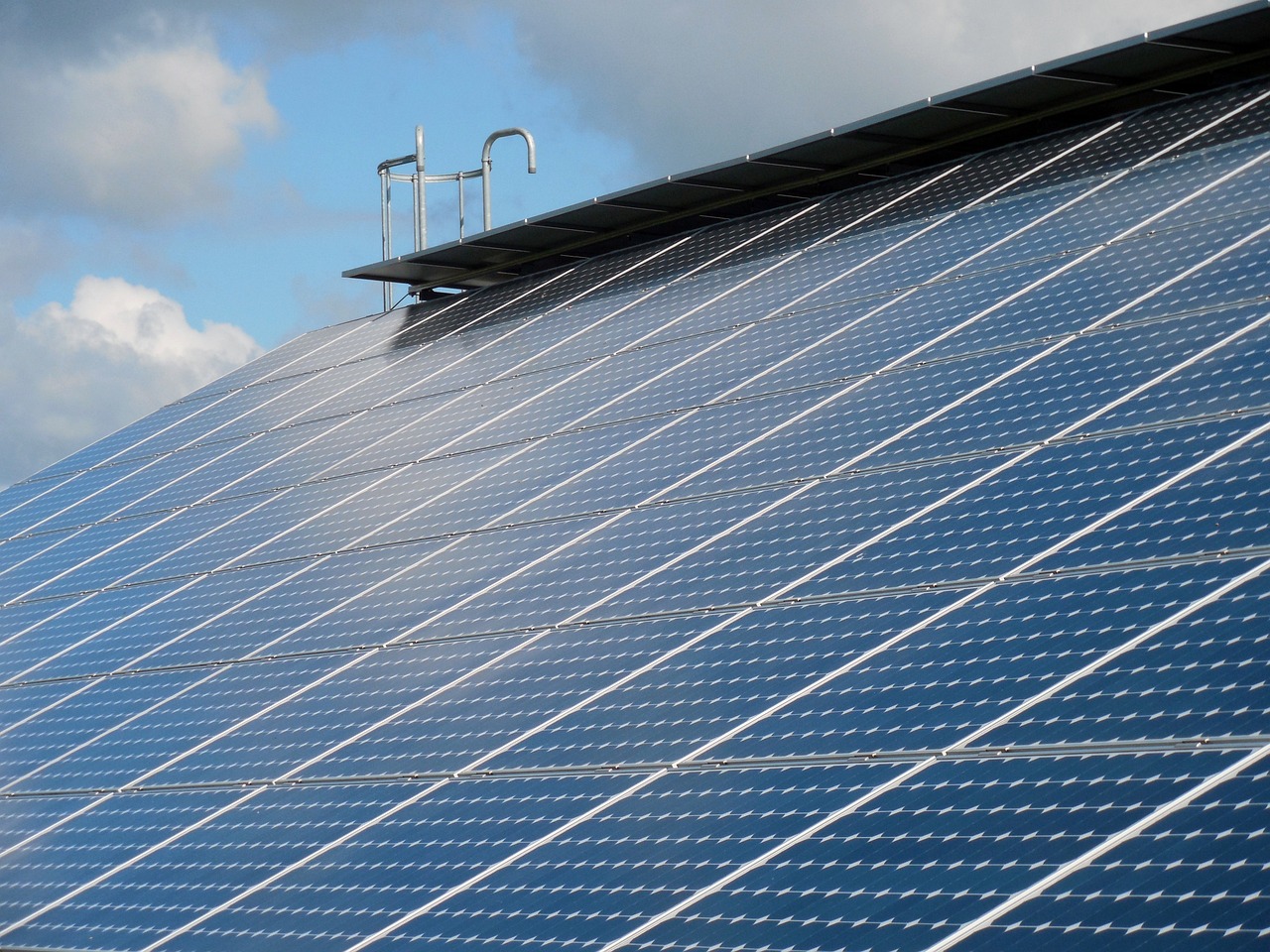How do Solar Inverters and Batteries Work?